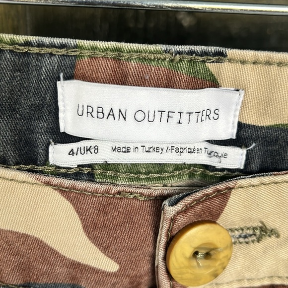 Urban Outfitters Camo Cargo Pants Size 4 - Picture 4 of 5